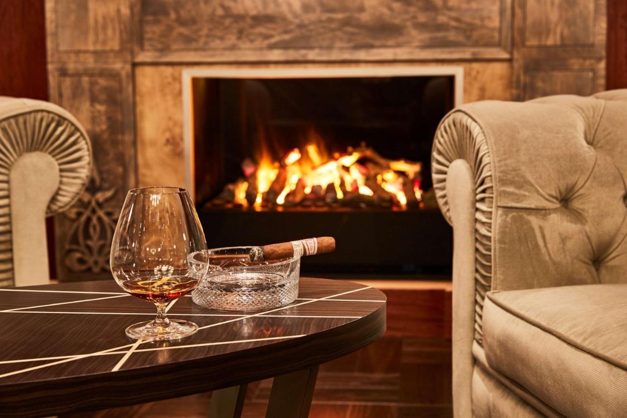 Grand Hotel Kempinski Riga Exterior foto A fireplace in a home